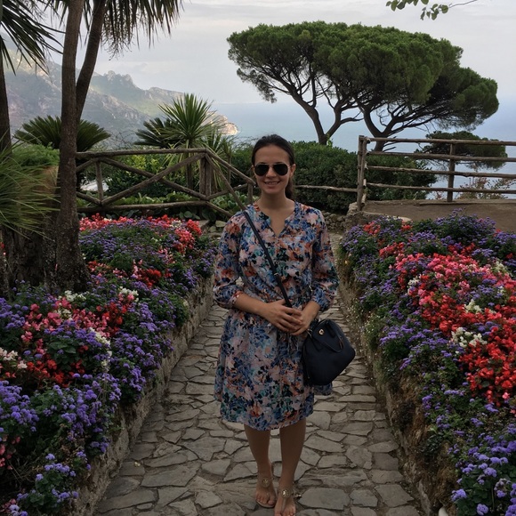 Meet your Posher, Julia - Picture 2 of 2